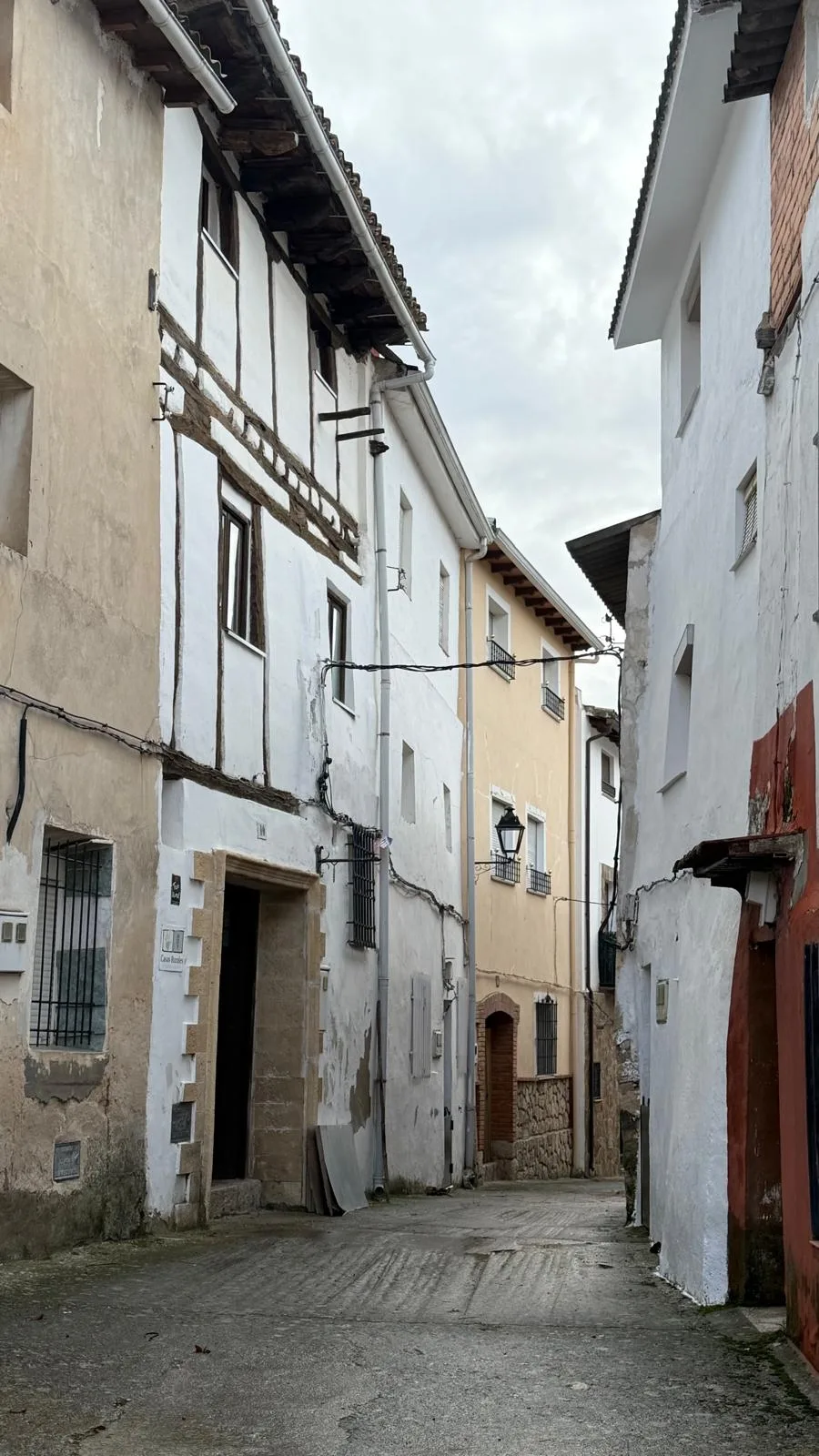 Calle estrecha de piedra en el entorno rural de la casa
