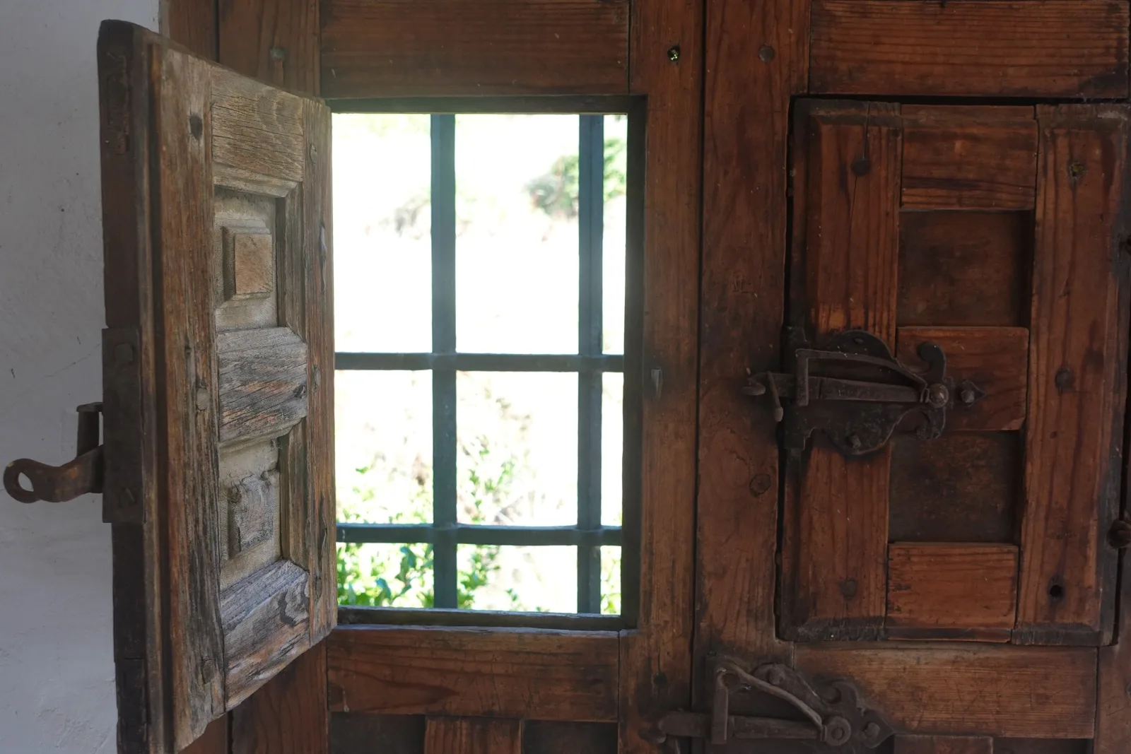 Ventana de madera antigua con luz natural