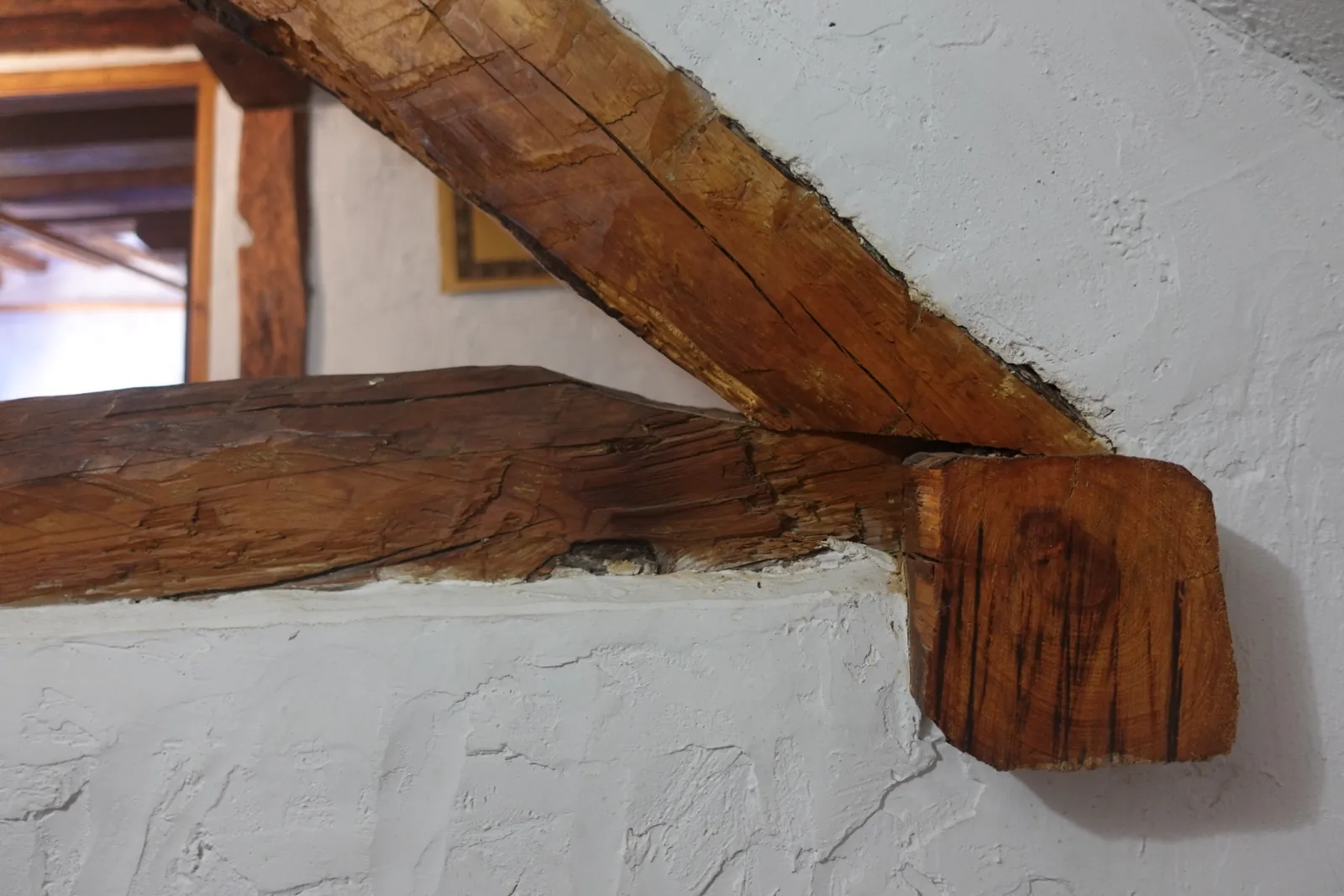 Detalle de vigas de madera y pared blanca