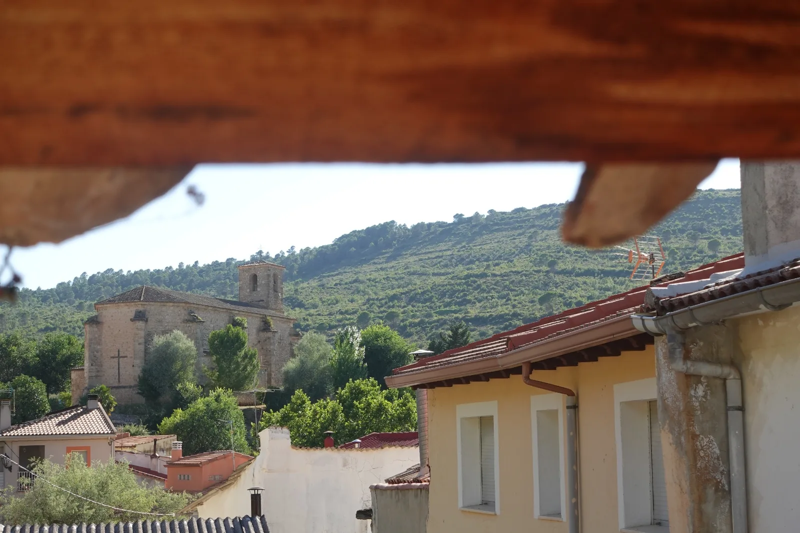 Vista desde el mirador hacia el pueblo y la iglesia