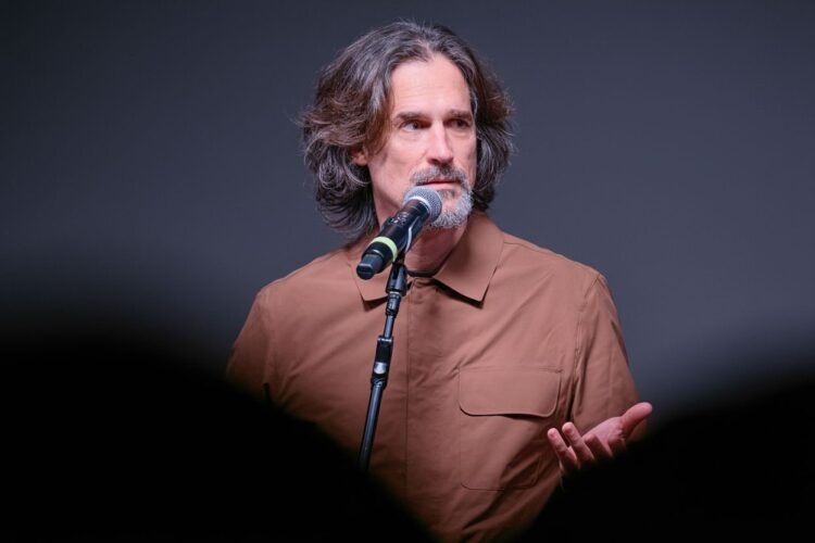 Gonzalo Escarpa hablando ante un micrófono